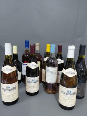 plusieurs bouteilles de vin sont alignées sur une table