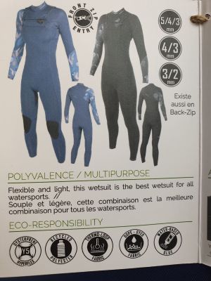 une photo d'un lot de combinaisons de plongée posées sur une table