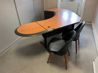 Bureau avec retour, caisson, 4 chaises visiteur et un fauteu…