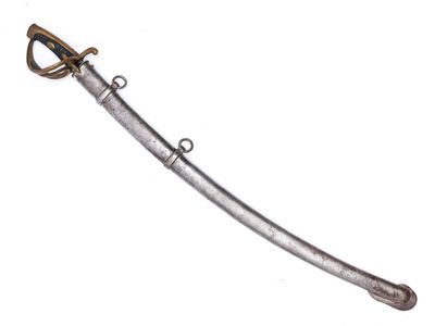 une vieille épée avec un manche en bois sur fond blanc