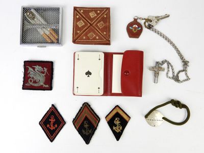 un grand nombre d'objets posés sur la table