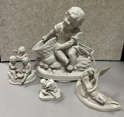 une petite statue représentant un garçon assis sur un bateau, entouré d'anges