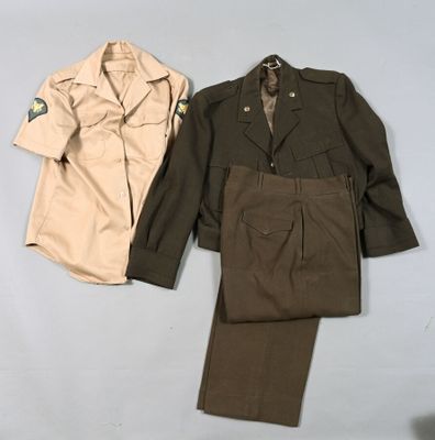 USA. Pièces d'uniformes modernes diverses, le lot.