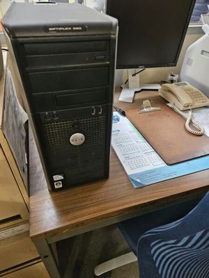 un ordinateur de bureau posé sur un bureau, à côté d'un écran d'ordinateur