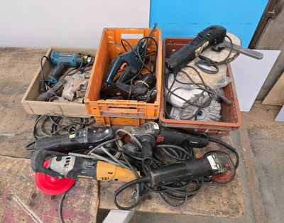 une boîte d'outils posée sur le sol à côté d'une boîte d'outils