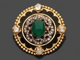 une broche en émeraude et diamants
