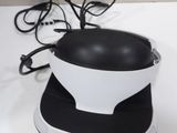 un objet noir et blanc posé sur une table blanche