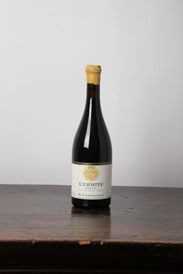 la bouteille de vin est posée sur une table en bois
