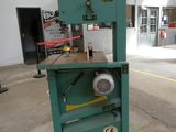 une machine placée au milieu d'une pièce
