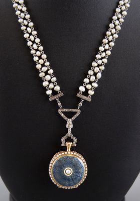 gros plan d'un collier sur un mannequin mannequin