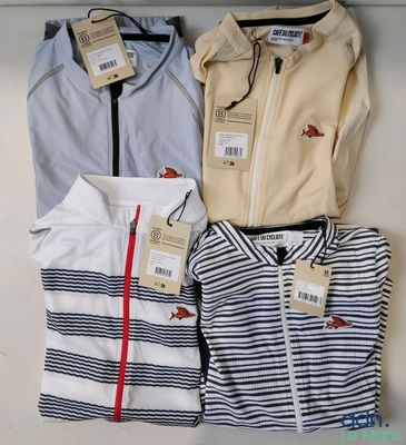 Trois polos pour homme sont alignés sur une étagère