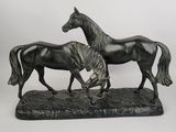 une statue représentant deux chevaux côte à côte