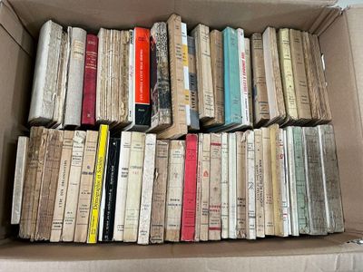 une boîte remplie de livres empilés les uns sur les autres