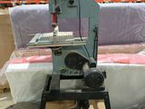La machine est posée sur la table dans l'entrepôt.