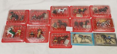 de nombreuses figurines en plastique représentant des chevaux et des jockeys sont exposées