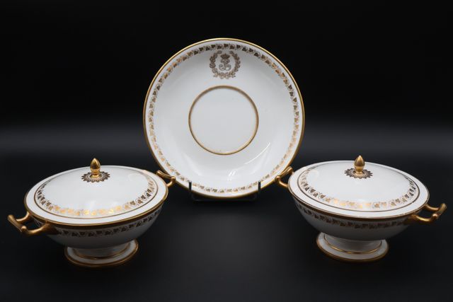 Deux bouillons couverts en porcelaine de Sèvres dont un avec prés...