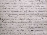 un vieux document écrit posé sur une table
