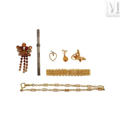 un assortiment de bijoux en or comprenant un bracelet, une bague et une boucle d'oreille
