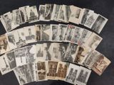 plusieurs vieilles photographies en noir et blanc de personnes et de bâtiments sur une table