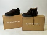 deux paires de chaussures sont posées sur une boîte