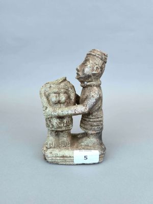 figurine représentant un garçon et une fille se tenant la main