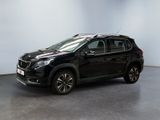 un SUV noir garé dans une pièce aux murs blancs