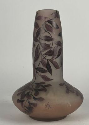 deux vases posés côte à côte sur une table