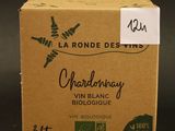 une boîte de vin posée sur une table, avec une étiquette dessus
