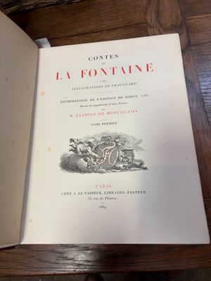 un livre ouvert posé sur une table en bois