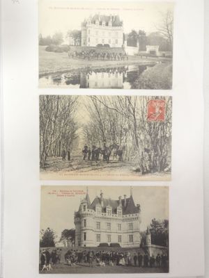 deux vieilles photos en noir et blanc représentant des chevaux et des calèches devant un château