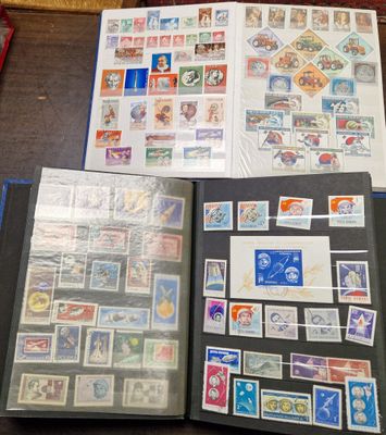 2 classeurs contenant plusieurs centaines de timbres du mond…