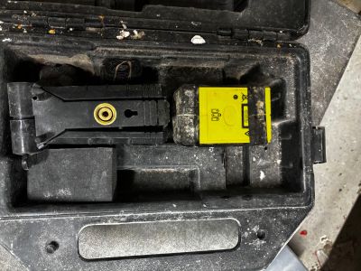 une boîte noire sur laquelle se trouve un bouton jaune