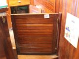 une porte en bois ouverte dans une pièce
