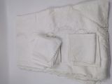 un morceau de tissu blanc posé sur une surface blanche