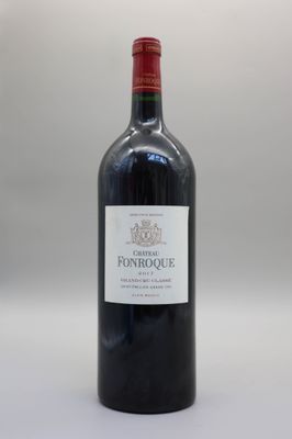 la bouteille de vin est posée sur une surface blanche