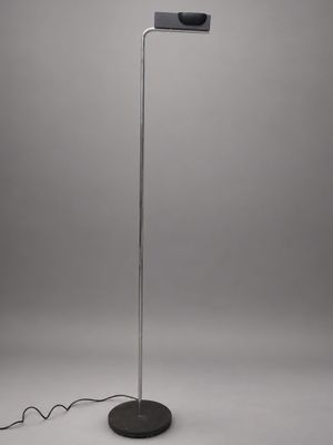 un lampadaire noir et blanc avec un pied en métal