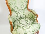 une image représentant une chaise verte et blanche sur fond blanc