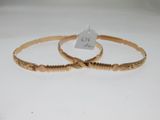 paire de bracelets couleur or, avec un motif gravé de chaque côté