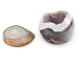 deux morceaux d'agate et un caillou posés sur une surface blanche