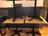 deux tables et deux chaises dans la cuisine