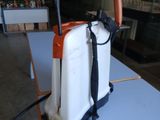 une valise blanche posée sur une table, munie d'une poignée noire