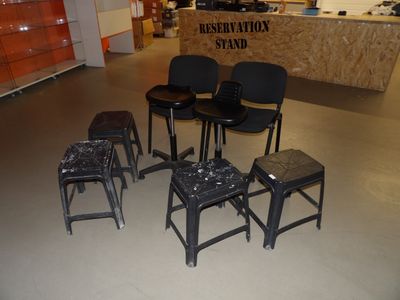 Lot de 2 tabourets (dont 1 accidenté) , 2 chaises et 4 petit…