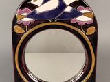 une photo d'un miroir orné d'un motif représentant un oiseau
