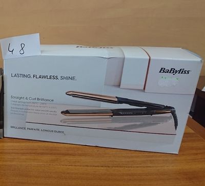 une boîte de lisseurs Babyliss posée sur une table