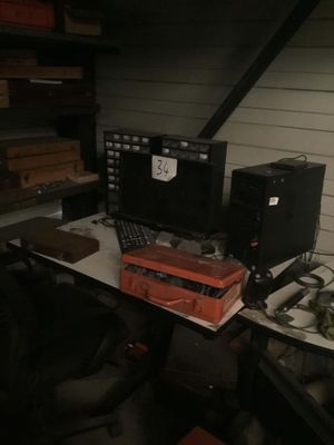 un bureau sur lequel se trouvent un ordinateur portable et un écran d'ordinateur