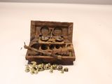 une petite boîte en bois contenant un tas de vis