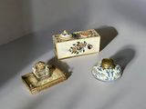 une petite boîte contenant une bougie et une petite boîte sur laquelle est posée une bougie