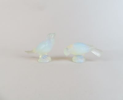 deux oiseaux en verre posés l'un sur l'autre