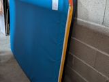 une photo d'un matelas adossé à un mur