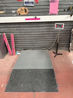une photo d'un garage avec une rampe au milieu
